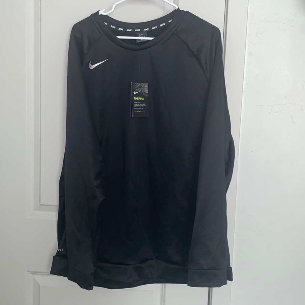 Men’s Nike sweatshirt…my fiancé had it for baseball but never wore it.